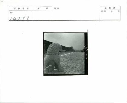 石狮子俯瞰铁轨与瞭望塔.jpg