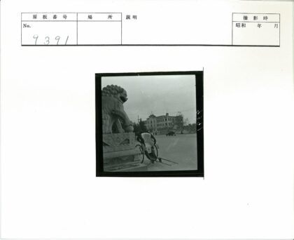 石狮子雕像与人力车街景.jpg