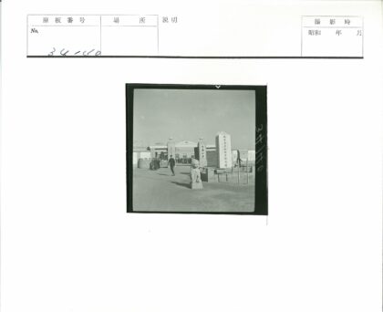 石狮石柱建筑入口晴空.jpg