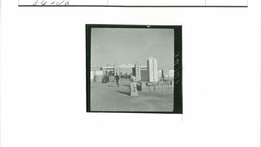 石狮石柱建筑入口晴空.jpg