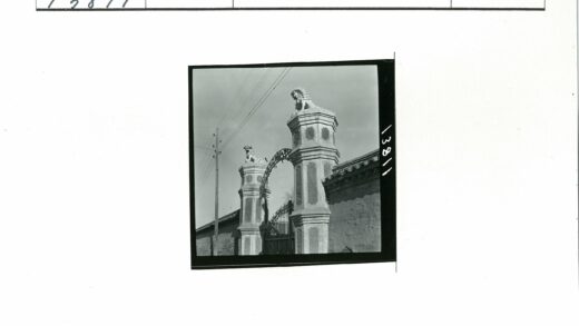 石狮锻铁大门晴空.jpg