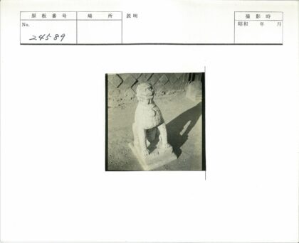 石狮雕像与土砖墙影.jpg