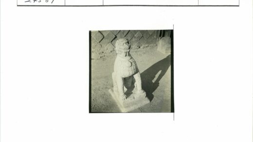 石狮雕像与土砖墙影.jpg