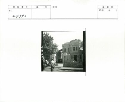 石砌建筑入口男子与手推车.jpg