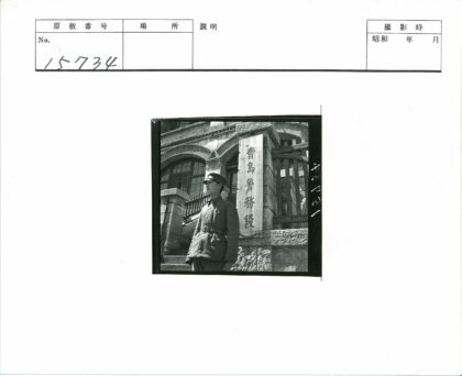 石砌建筑前站岗的制服男子.jpg