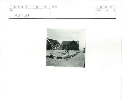 石砌建筑外两人滚动圆筒.jpg