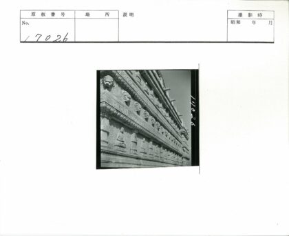 石砌建筑外墙雕刻装饰晴空背景.jpg