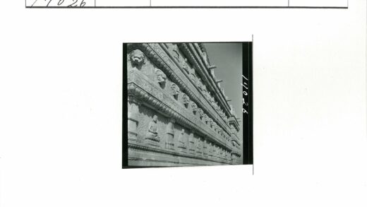石砌建筑外墙雕刻装饰晴空背景.jpg