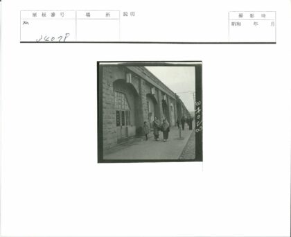 石砌建筑拱窗人行道.jpg