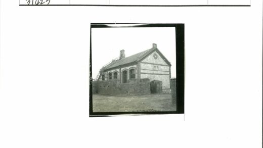 石砌建筑拱窗瓷砖屋顶.jpg