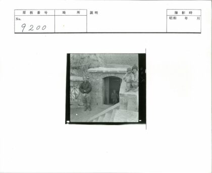 石砌建筑门前孩童嬉戏.jpg