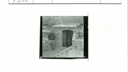 石砌建筑门前孩童嬉戏.jpg