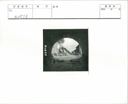 石砌拱门下的村庄街道.jpg