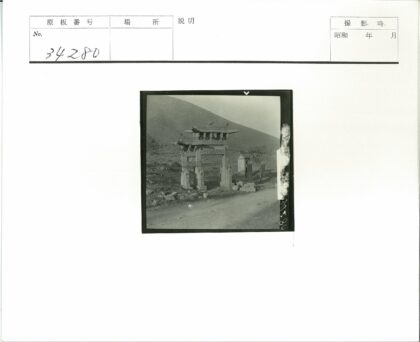 石砌拱门与小山景观.jpg
