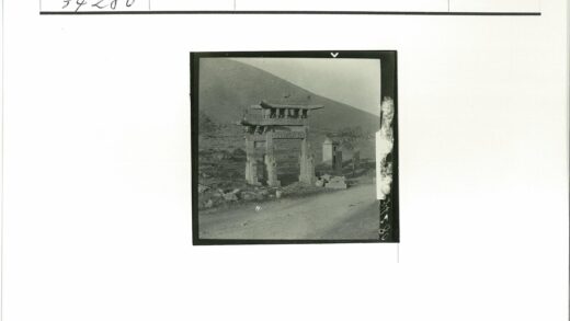 石砌拱门与小山景观.jpg