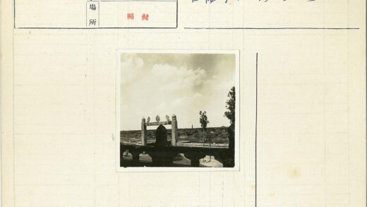 石砌拱门与田野风光.jpg