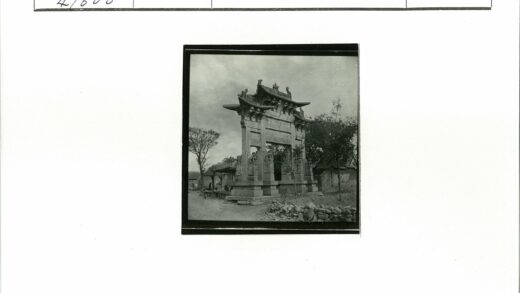 石砌拱门与自然景观.jpg
