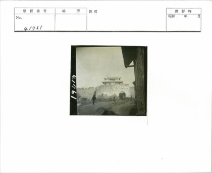 石砌拱门古建筑群行进.jpg