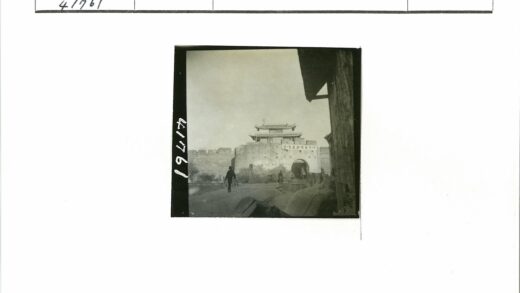 石砌拱门古建筑群行进.jpg