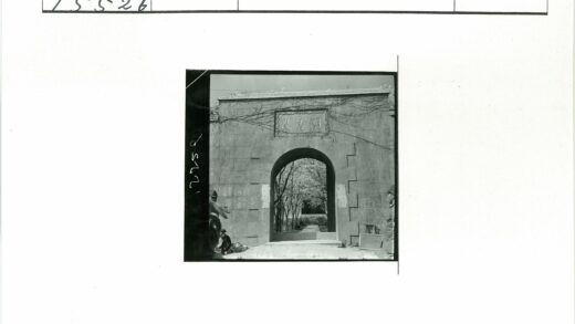 石砌拱门绿树小路人影文字.jpg