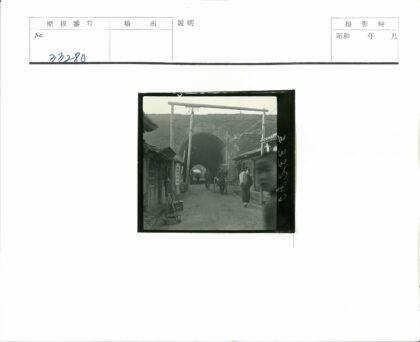 石砌拱门黄包车街景.jpg