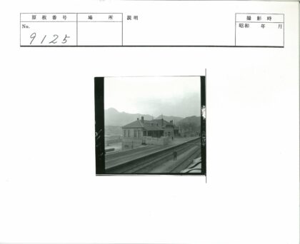 石砌火车站与铁轨风光.jpg