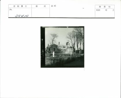 石砌烟囱建筑与冬日树景.jpg