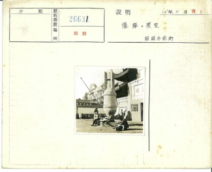 石碑旁人群与古建筑场景.jpg