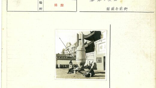 石碑旁人群与古建筑场景.jpg