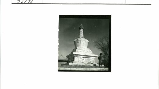 石碑雕刻与传统建筑景观.jpg