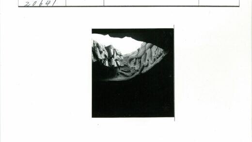 石窟岩壁雕刻细节特写.jpg