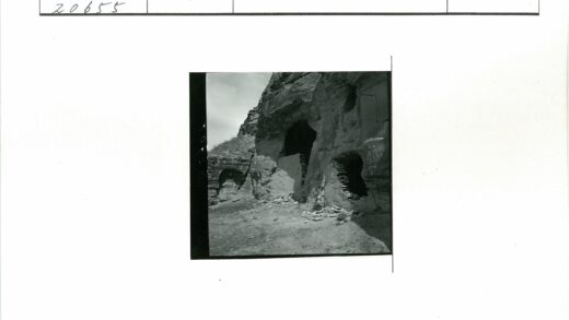 石窟峭壁与散落岩石景观.jpg