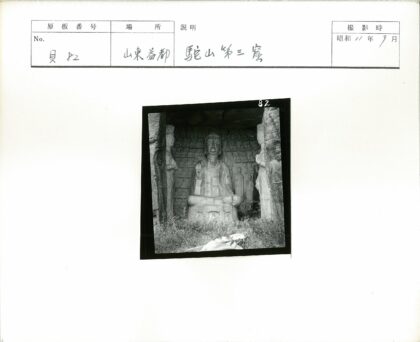 石窟巨型坐佛与壁雕佛像.jpg