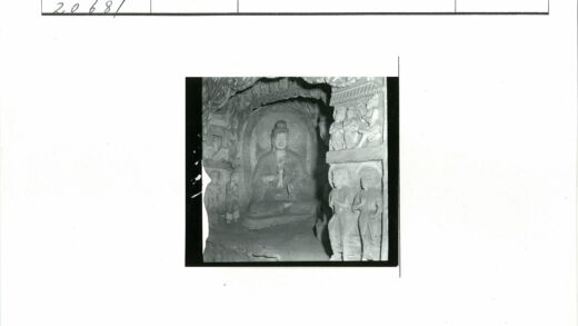 石窟庙坐像与小石像群.jpg