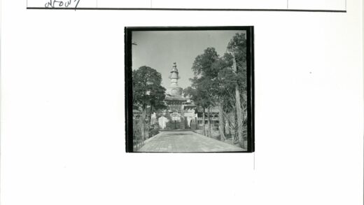 石门古塔与绿树建筑景观.jpg