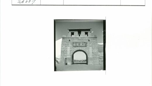 石门拱门与远方的建筑景观.jpg