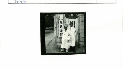 石门旁的白大褂男子.jpg