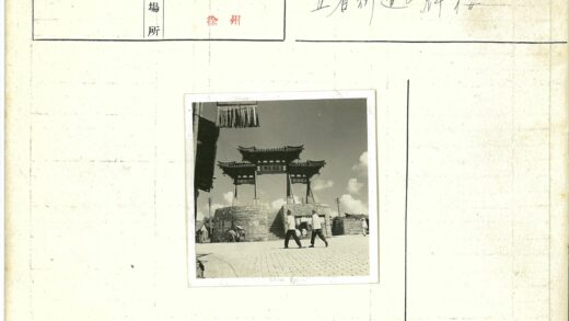 石门映衬多云天空行人街景.jpg