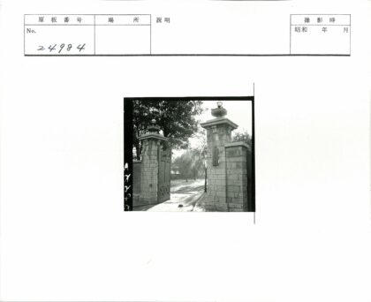 石门灯笼绿树小径.jpg