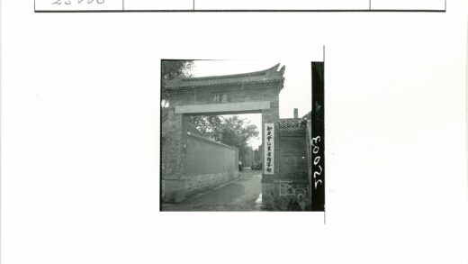 石门砖墙古街汽车.jpg