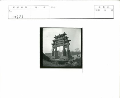 石门雕像与雾中行人.jpg