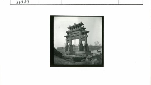 石门雕像与雾中行人.jpg