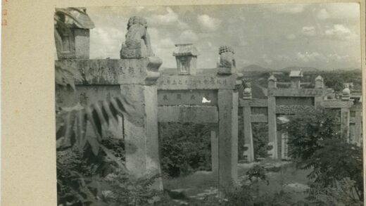 石门雕刻与群山风景.jpg