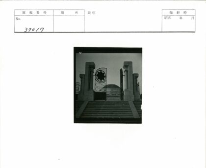 石阶圆顶建筑装饰铁门.jpg
