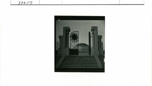 石阶圆顶建筑装饰铁门.jpg