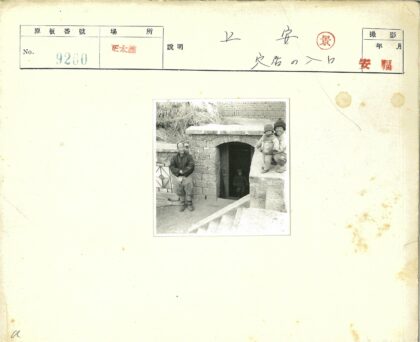 石阶建筑前的孩子与男人.jpg