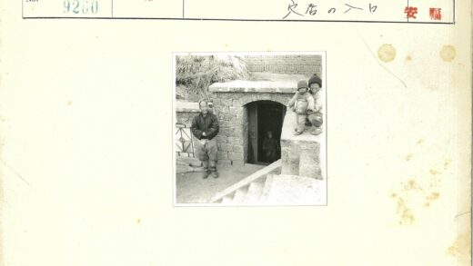 石阶建筑前的孩子与男人.jpg