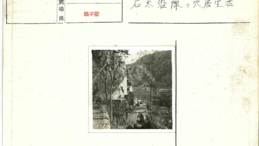 石阶拱门与秋林山景.jpg
