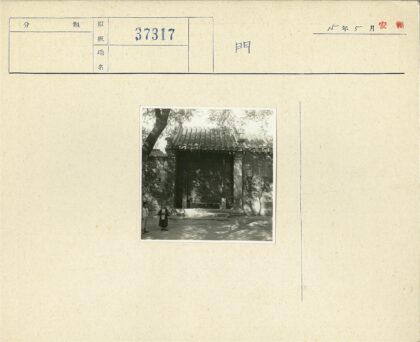 石阶木门前的两个孩子.jpg