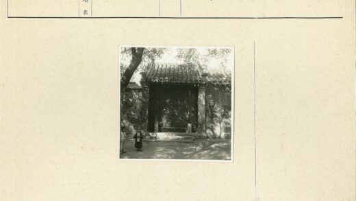 石阶木门前的两个孩子.jpg